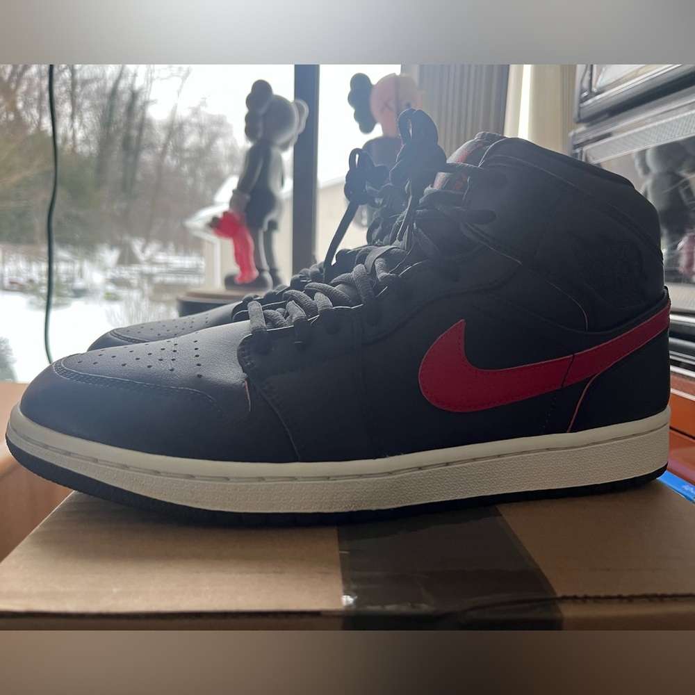 Air Jordan 1 Retro Mid 'Black Team Red' (554724-009)